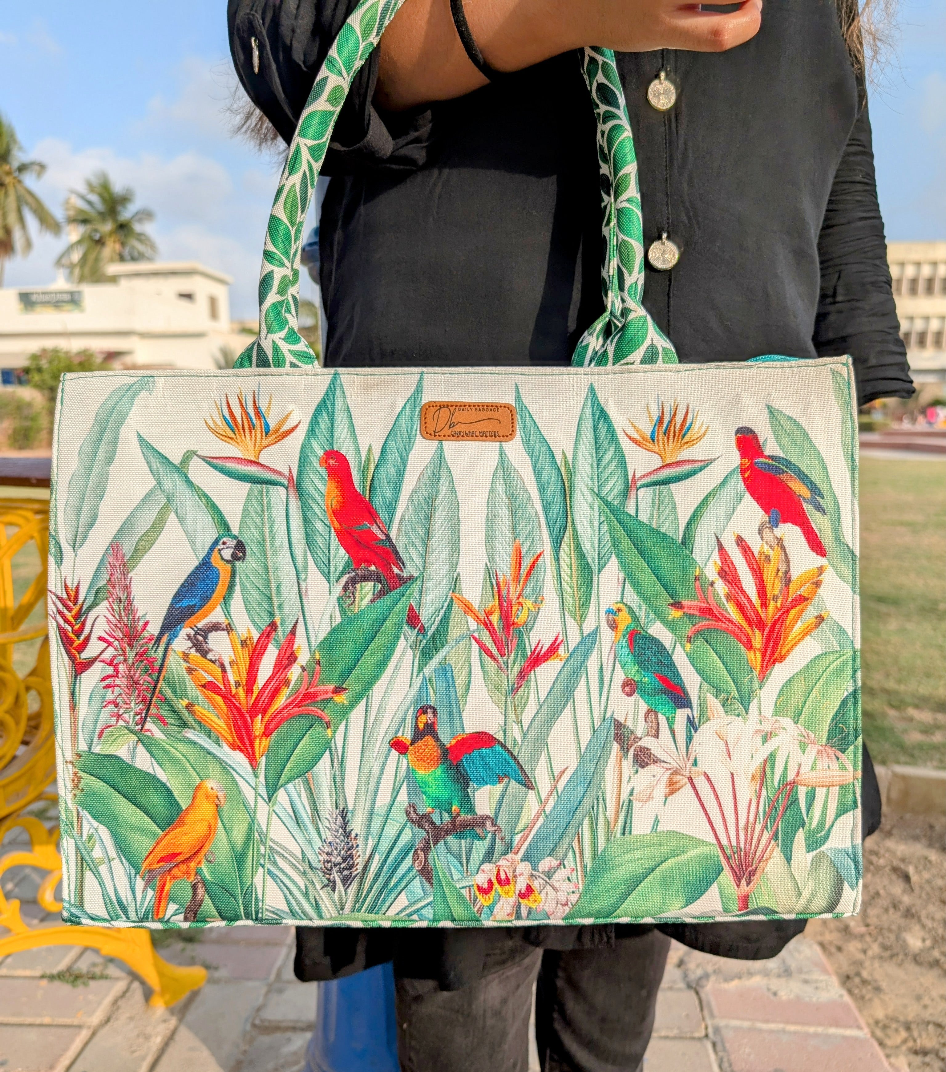PARROT-DISE IN A BAG👜🌴